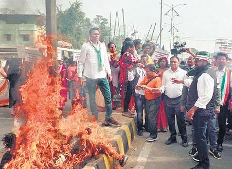 Agitators burn tyres after ransacking the court premises in Sambalpur | Express
