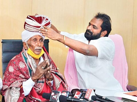 Excise and Sports Minister V Srinivas Goud felicitates Gussadi artiste Kanaka Raju, in Hyderabad (File photo) | Vinay Madapu