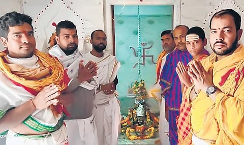 A sarpanch candidate offering puja at Akhandalamani temple in Daudpur gram panchayat under Nischintakoili block. (Photo | Express)