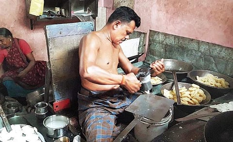 Murukku Manohar, a popular murukku maker busy preparing the famous Manapparai murukku in Tiruchy. (FIle photo)
