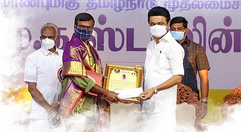 Asai receiving the Kalaignar MU Karunanidhi Porkizhi Award at Chennai Book Fair.