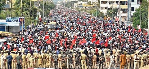 Government employees take part in the Chalo Vijayawada programme organised by the PRC Struggle Committee on the BRTS Road on Thursday. (Photo | P Ravindra Babu)
