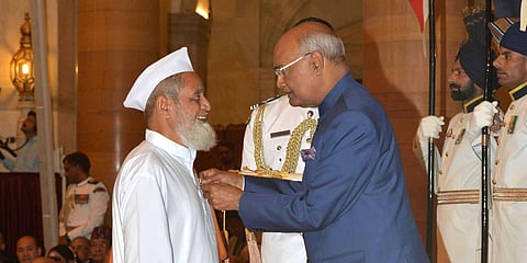 Social worker Ibrahim Sutar receiving Padma Shri award from President of India Ramnath Kovind in 2018.