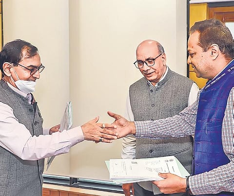 DMRC MD Mangu Singh (C) witnesses the signing of MoU. (Photo | PTI)