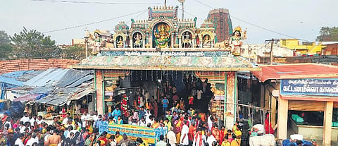 Scores of devotees throng the Arulmigu Mariamman Temple in Samayapuram. (Photo| EPS)