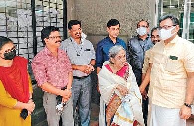 Kochi Mayor M Anilkumar and councillor Deepa Varma were among the guests at Lathika Kumari’s 70th birthday celebration