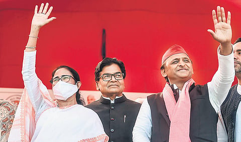 West Bengal Chief Minister Mamata Banerjee and Samajwadi Party president Akhilesh Yadav at a public meeting in Varanasi on Thursday | Pti