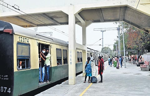 The pillars of the foot overbridge at Guindy railway station poses threat to the commuters. (Photo| Ashwin Prasath, EPS)