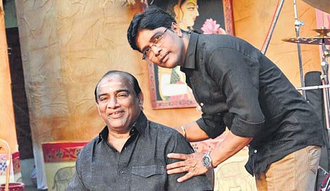 Prakash Ulliyeri (R) with Mattanur Sankarankutty. (Photo| EPS)