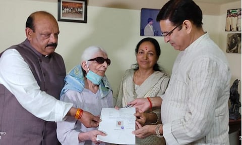 Pushpa Munjyal handing over her 'will' to the state Congress leader Pritam Singh.
