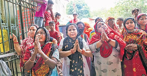 Woman stage a protest in front of officials following the an anti-encroachment drive | Shekhar Yadav & pti