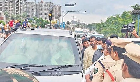 TDP chief N Chandrababu Naidu’s convoy being stopped by police at Yendada in Visakhapatnam on Thursday on his way to Rushikonda.( Photo | EPS)