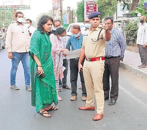 Guntur SP Arif Hafeez and GMC Commissioner Keerthi Chekuri inspect traffic in Guntur on Friday. (Photo | EPS)