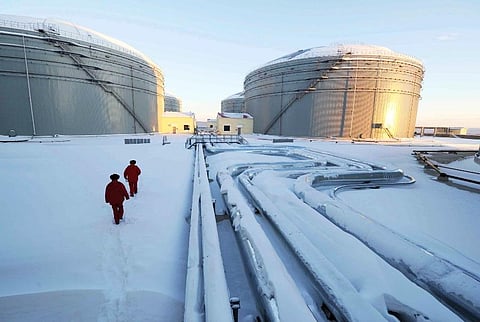 Workers inspect the pipelines and oil storage tanks of a nearly 1, 000-kilometer (625-miles) -long China and Russia crude oil pipeline in Mohe, northeast China's Heilongjiang Province. (Photo | AP)