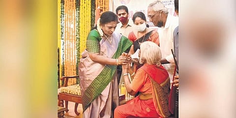 Governor Tamilisai Soundararajan interacts with an elderly woman during the Mahila Darbar organised at the Raj Bhavan inHyderabad on Friday | RVK RAO