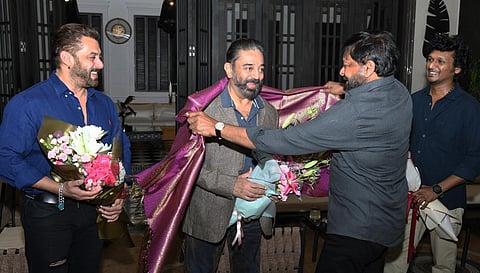 Telugu superstar Chiranjeevi honouring Kamal Haasan in the presence of Bollywood superstar Salman Khan and director Lokesh Kanakaraj. (Photo | Twitter)
