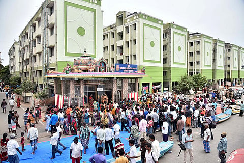 Hundreds of fishermen residing at TNUHDB houses in Nochikuppam stage a protest against demolition of the Gangai Bhavani Amman Temple. (Photo | P Jawahar, EPS)