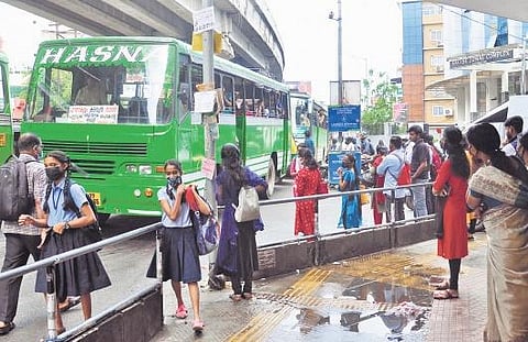 The lack of a proper bus stop at Kacheripady junction forces commuters to wait on the road. This is dangerous and causes traffic snarls | (pics) A Sanesh