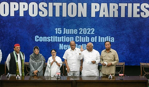 Samajwadi Party chief Akhilesh Yadav, PDP chief Mehbooba Mufti, West Bengal CM Mamata Banerjee, NCP chief Sharad Pawar, Congress' Mallikarjun Kharge, and DMK's T. R. Baalu at a presser. (Photo | PTI)