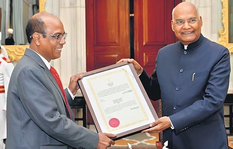President Ram Nath Kovind felicitates Professor Mohammad Zahid Ashraf with the Visitor’s Award at Rashtrapati Bhavan on Tuesday