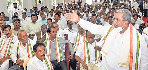 CLP leader Siddaramaiah waves to Congress workers during a party meeting in Mysuru on Sunday | Udayashankar S