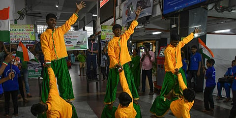 Youngsters perform dance on the concluding day ofn Azadi ki Rail Gadi Aur Station celebration at Vijayawada railway station. (Photo| Prasant Madugula, EPS)