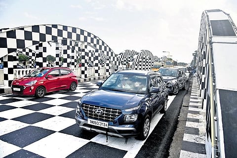 Motorists park on Napier Bridge to take photos of its new look | Martin Louis