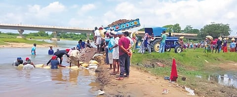Farmers conducting the repair works at Old Kesupuram groyne I express