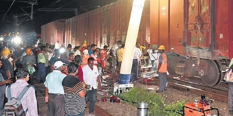  At least five wagons of a goods train enroute from Chakradharpur division to Vizianagaram derailed at Bhubaneswar railway station’s yard on Monday evening | Express 