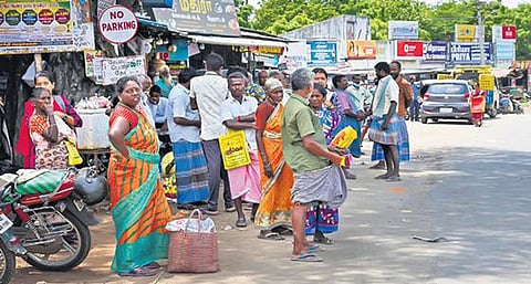 Commuters waiting under the sun at Samayapuram bus stop | m k ashok kumar