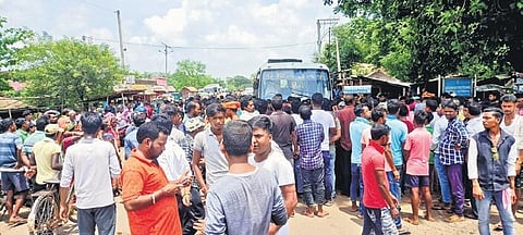 Villagers block State Highway-9 demanding repair of Nurdihi-Pindura road | Express