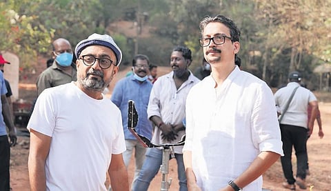 Director Ratheesh (L) with editor Manoj Kannoth on the set of Nna, Thaan Case Kodu