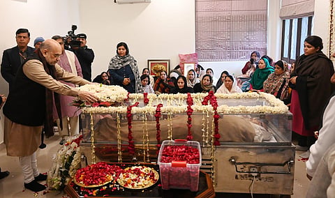 Union Home Minister Amit Shah paying his last respect to the mortal remains of Sharad Yadav in New Delhi on Friday. (Photo | Shekhar Yadav Express)