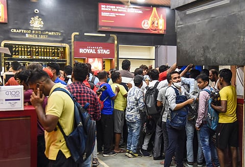 Section 36(1)(g) of the Karnataka Excise Act, 1965, prohibits the sale of liquor to persons under the age of 18 years.. (Photo | PTI)