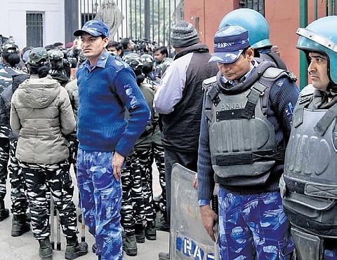 Police personnel gaurd the gate of Jamia Milia Islamia University | shekhar yadav