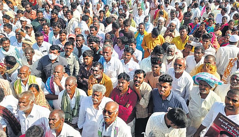 Farmers and Rayalaseema activists, led by the Rayalaseema Steering Committee, stage a protest at Sangameswara temple ghat in Kurnool on Saturday I Express