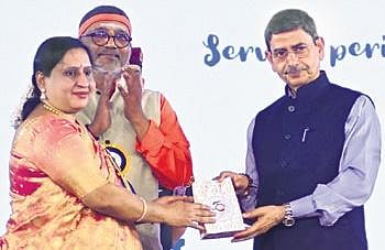 Governor RN Ravi felicitates Chinmaya Vidyalaya Senior Secondary School principal P Vijayalakshmi | Ashwin Prasath