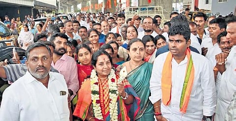 Annamalai inaugurated a padayatra from Coimbatore Echanari Vinayagar temple to Palani Murugan temple. Coimbatore South MLA VAnathi Srinivasan along with party workers and devotees took part in the yat