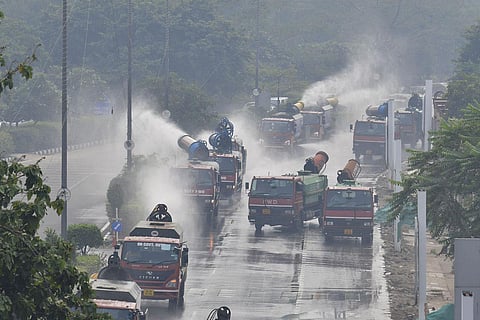 Delhi city remained shrouded in smog with the AQI level at most places approaching severe level even as anti-smog guns sprayed water on the roads in a bid to contain dust particles. | Shekhar Yadav
