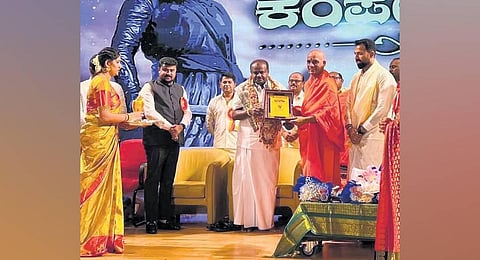 Former CM HD Kumaraswamy and Adichunchanagiri Mutt pontiff Sri Nirmalanandanatha Swami at an event in Dubai on Wednesday | Express