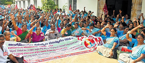 Anganwadi workers staging a dharna in Vijayawada, (top) an anganwadi worker takes part in protest with her infant in Vizag | Prasant Madugula/ EXPRESS