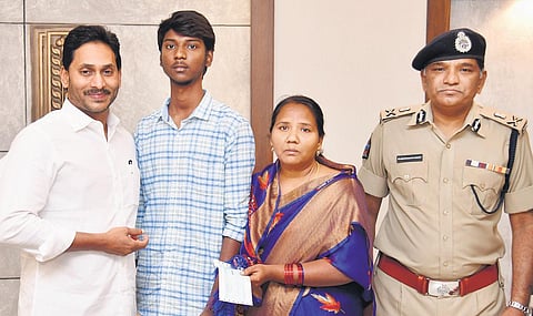 CM YS Jagan Mohan Reddy handing over a cheque for `30 lakh to the family members of deceased constable Satya Kumar on Friday. (Photo | Express)
