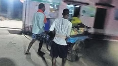 The body of 78-year-old Biranchi Narayan Jena is being carried on a trolley-rickshaw by his family from Ajana Matha to Mahanga CHC. (Screengrab)