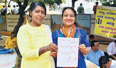 Lecturers who have been demanding regularisation of their services for the last five years submit a letter written in blood | Express