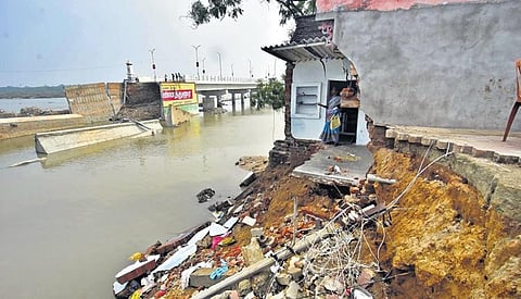 A damaged house in Eral in Thoothukudi | V KARTHIKALAGU
