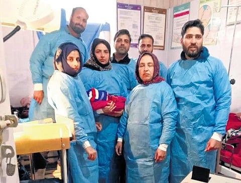 3-Idiots redux: Doctors guide woman to deliver baby