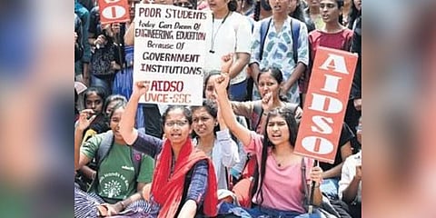  Students protest against the government on Thursday | Nagaraja Gadekal 