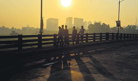 Smoke from the fire raging at Brahmapuram waste treatment plant blankets Irumpanam | A Sanesh