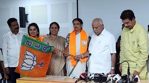 Dr Rajanandini (third from right), daughter of former Assembly Speaker Kagodu Thimmappa, joins BJP in the presence of BS Yediyurappa, in Bengaluru on Wednesday. (Photo | Express)
