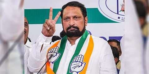 Former BJP leader and Deputy CM Laxman Savadi flashes the victory sign after joining the Congress party at the KPCC office in Bengaluru, April 14, 2023. (Photo | PTI)
